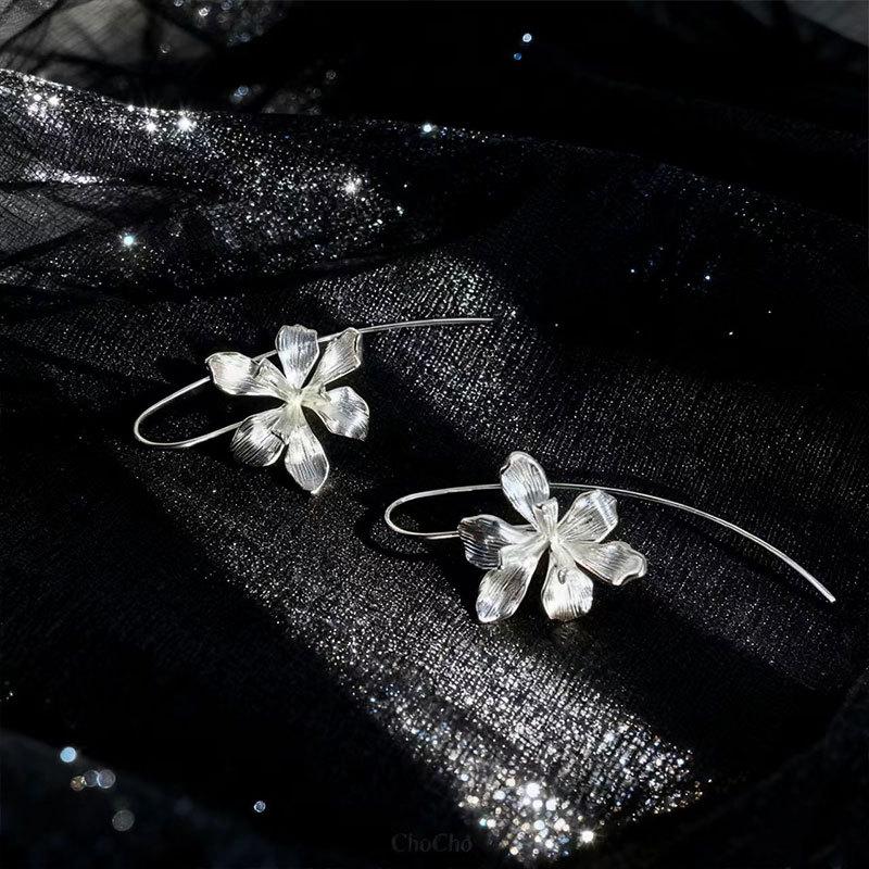 Light Luxury Three-Dimensional Iris Flower Earrings Women'S Simple Cold Wind Exquisite Elegant Ear Hook Cold Artistic Sense Creative Earrings