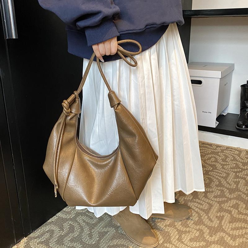 Trendy And Fashionable Dumpling Shape Shoulder Bag For Women In Classic Colors
