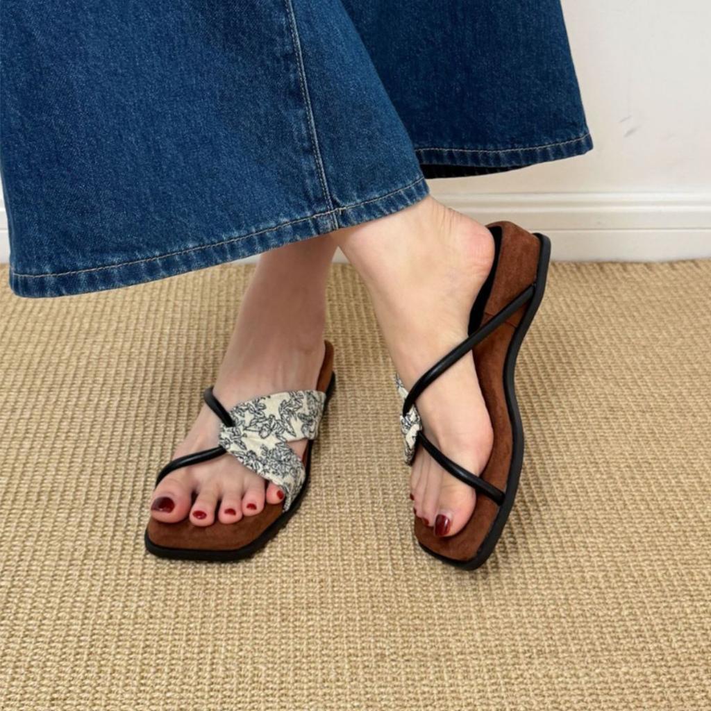 Thick-bottomed cross-strapped square-toed open-toed cool slippers for women's outerwear with skirt, wedge heel one-word slippers