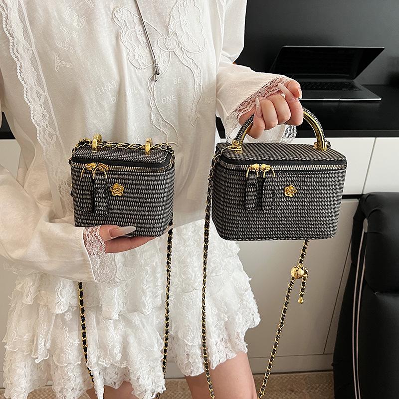 Retro taška přes rameno ve stylu slámy s řetízkem