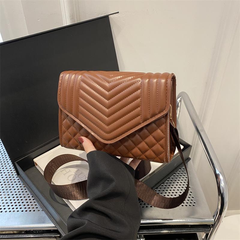 Embroidery thread indentation rhombus texture 2025 new trendy winter fashion wide shoulder strap shoulder bag styling messenger bag