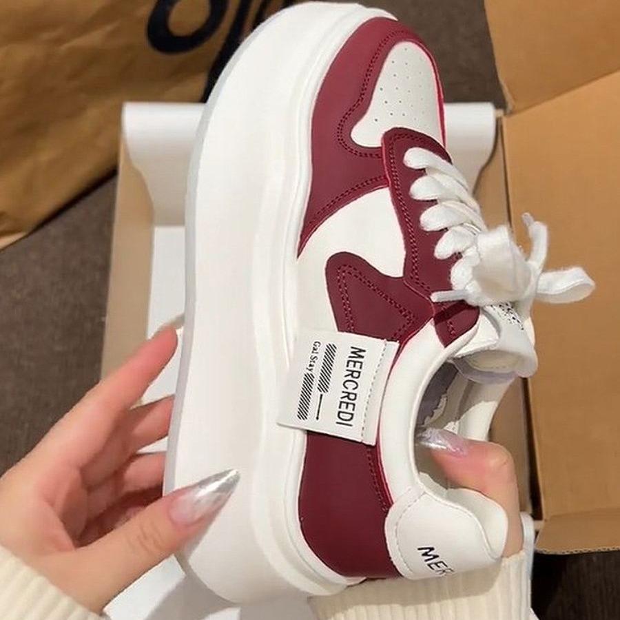 Neue kleine weiße Schuhe im chinesischen Stil für Damen, flache Nischenschuhe, Sommer 2025 neu, Pendler, Höhenzunahme, abriebfest, Streetstyle, Deutsch tra