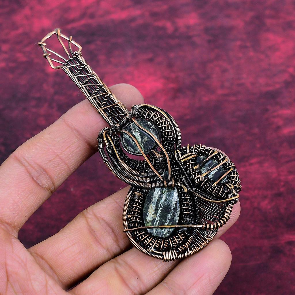 Zielony szwajcarski opal wisiorek wisiorek gitara miedziany drut owinięty kamień szlachetny biżuteria