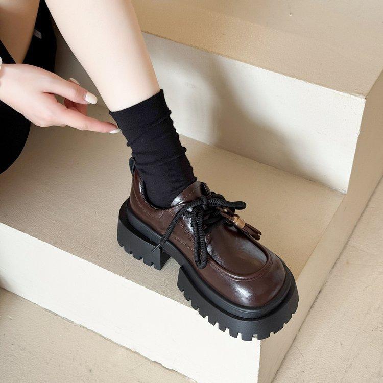 

Ботинки на толстой подошве, увеличивающие рост, в британском стиле, коричневые, из маленькой кожи, женская обувь, новые осенние модели 2025 года, с юбками, лоферы, на толстом каблуке, туфли 40 коричневый