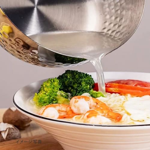 20cm Yukihira pot, stainless steel, induction cooktop, easy-to-use, with a wooden handle, hammered finish, and glass lid. Features a self-standing kno