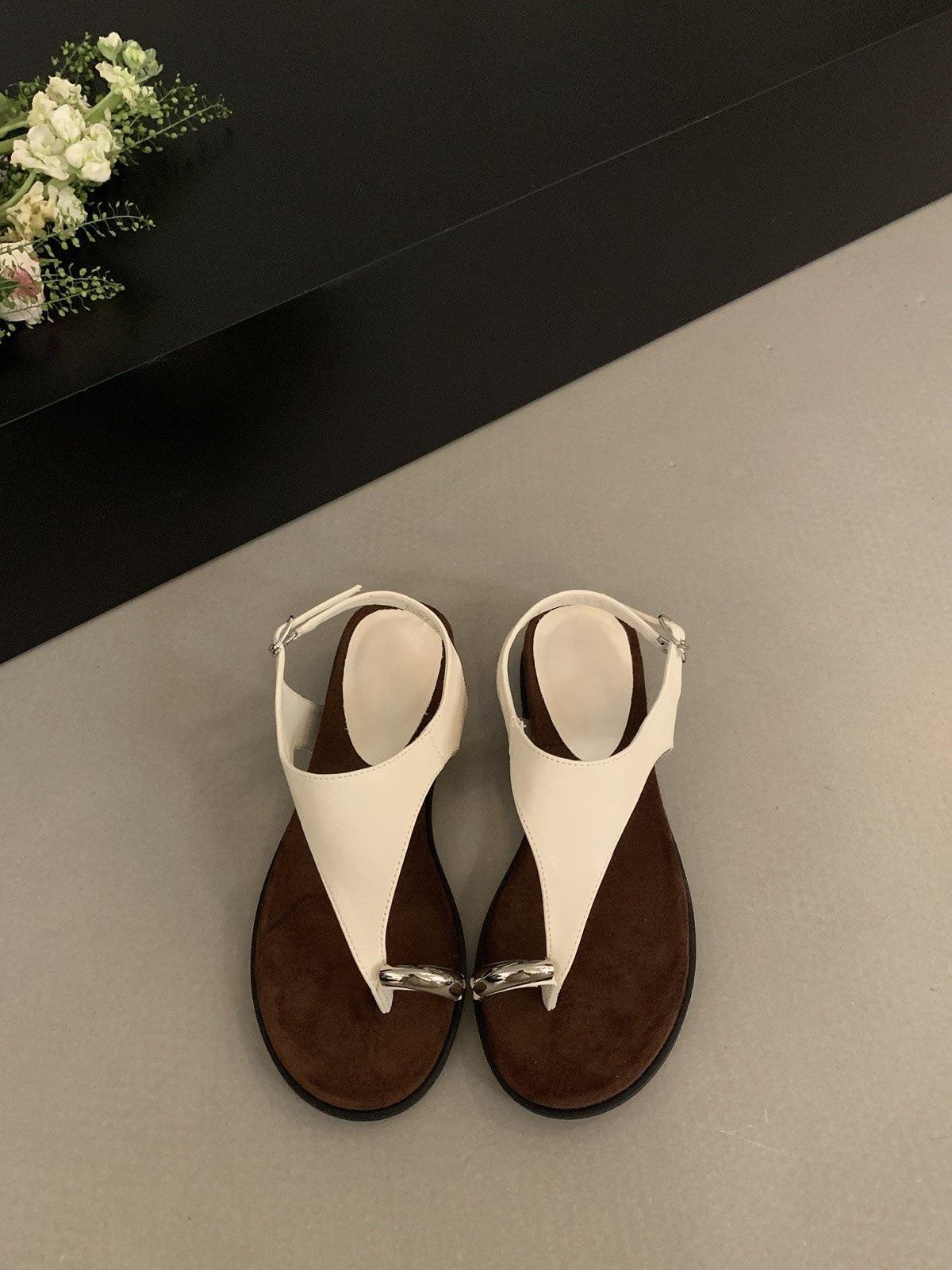 

French niche design temperament platform sandals women s 2025 summer new wedge heel metal buckle cover toe Roman shoes 35