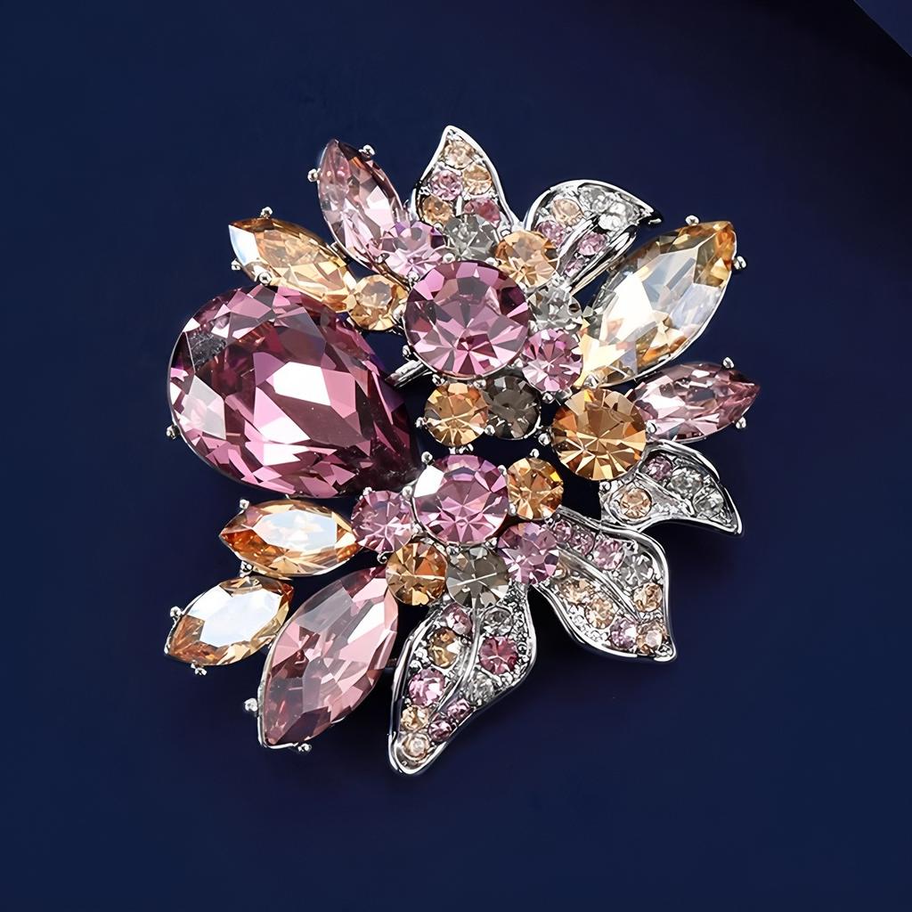 Hochwertige Exquisite Damen-Brosche mit einem Strauß aus roten und lila Blumen, Leichter Luxus und Eleganz