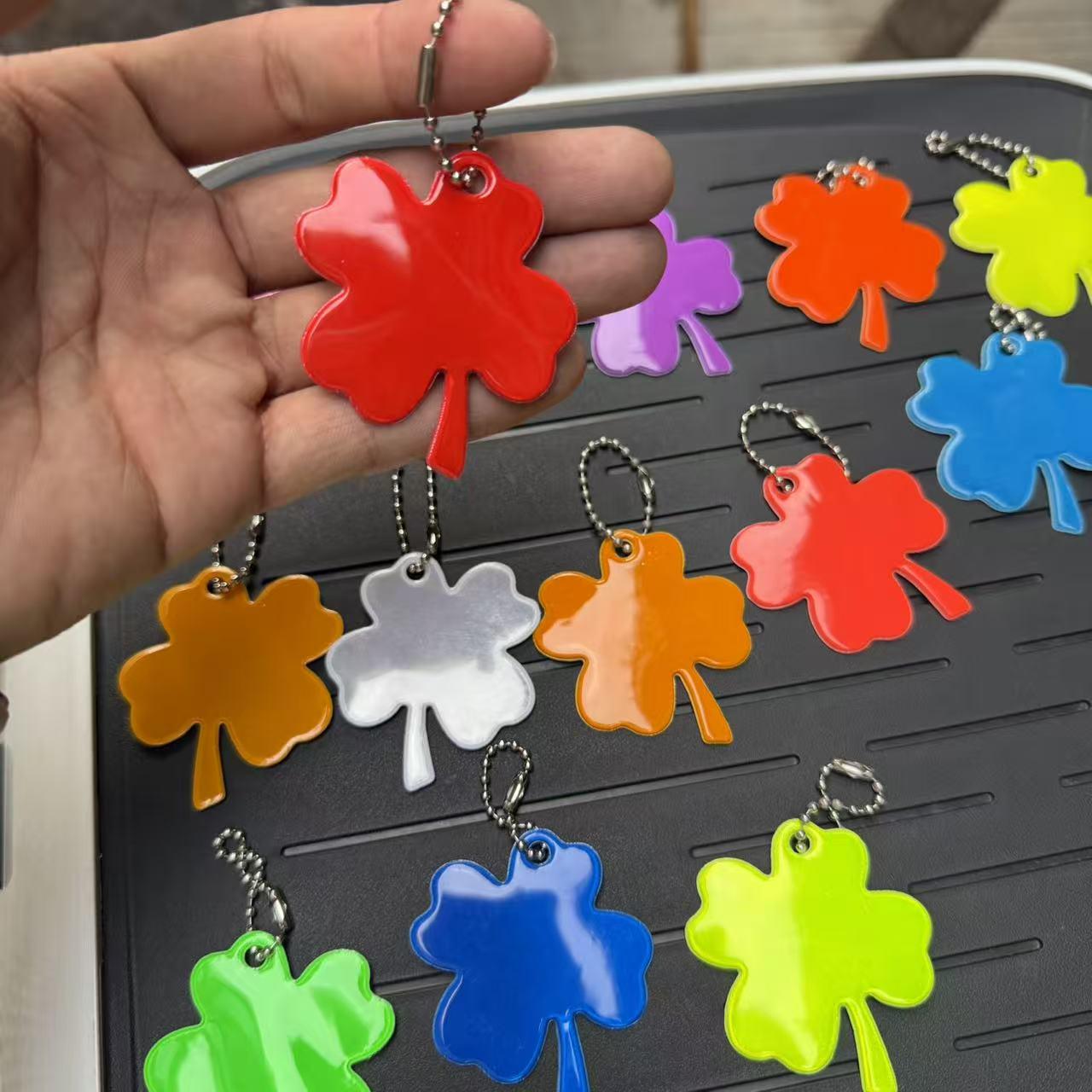 Luminous Four-Leaf Clover Keychain: Reflective Nighttime Safety Pendant