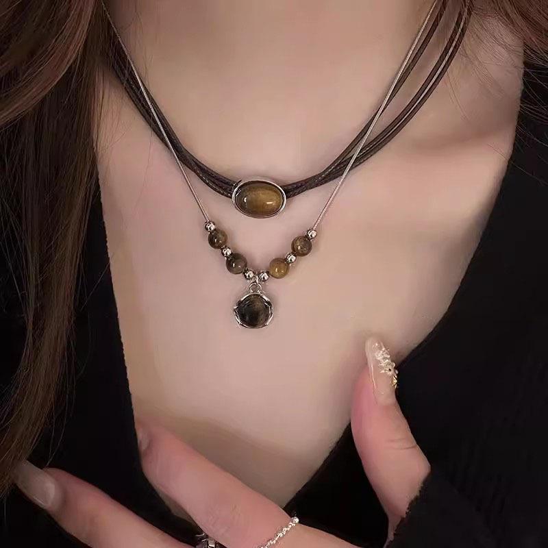 Retro Tiger Eye Stone Necklace for Women: High-End Autumn & Winter Clavicle Chain