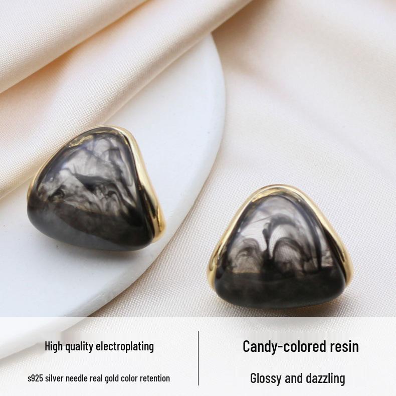 Retro Hong Kong-Style Geometric Resin Stud Earrings for Women - S925 Silver Needle, Light Luxury, High-End Autumn/Winter Heart Earrings Jewelry