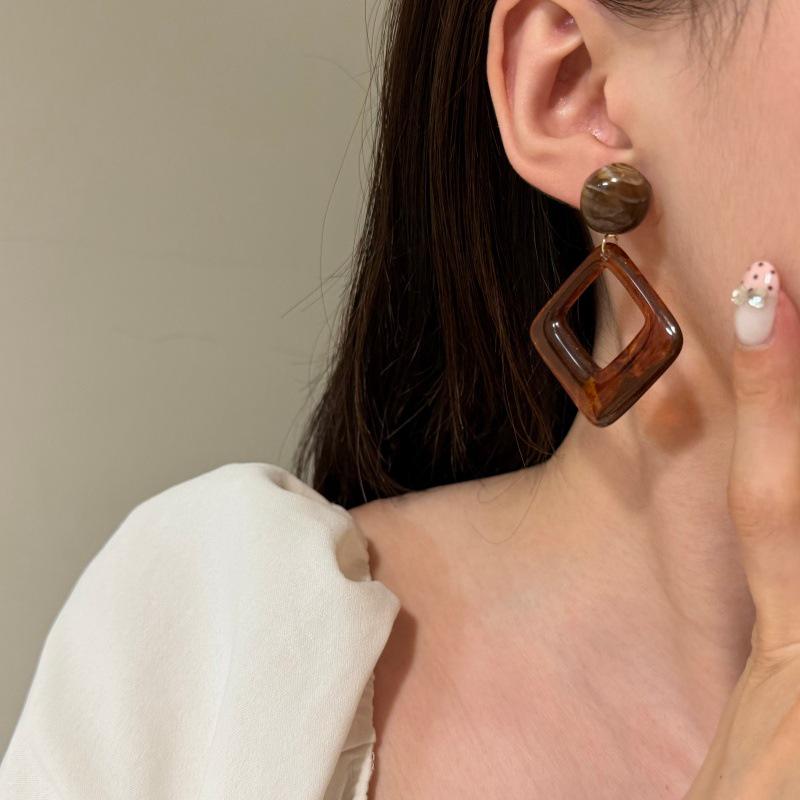 Exquisite Geometric Millennial-Style Earrings: Chic, High-End Ear Jewelry for Women