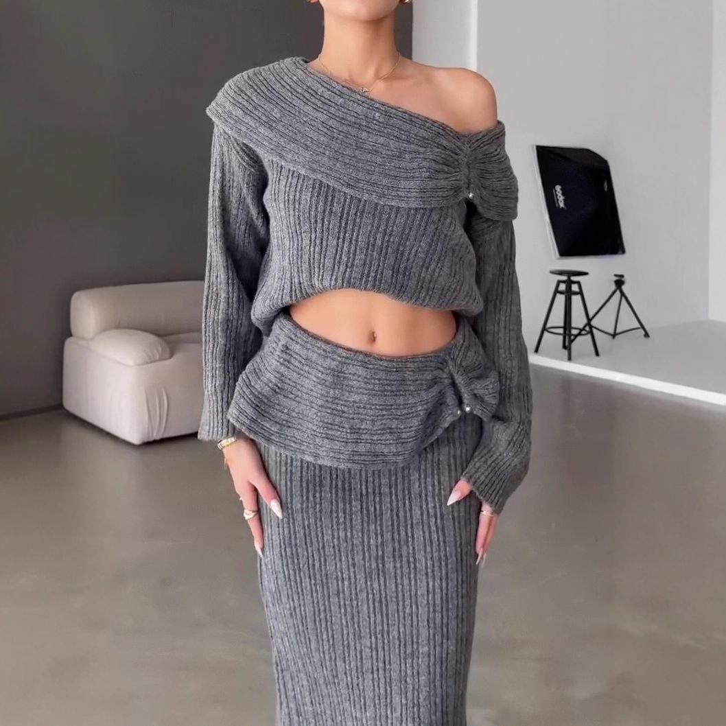 

Комплект из асимметричного кроп-топа с открытым плечом и длинной юбки на осень 2025 для женщин XS серый