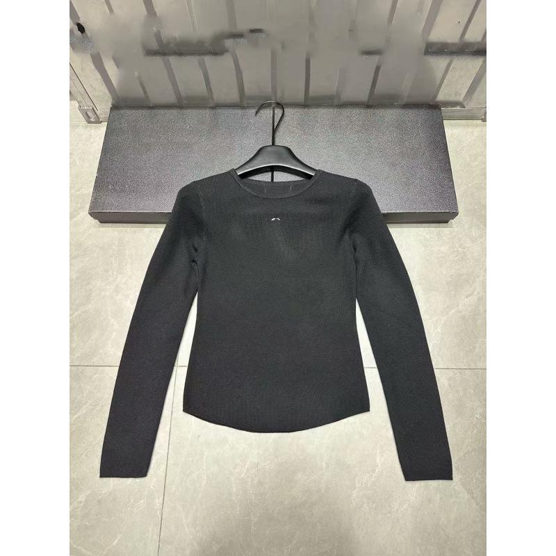 Xiangjia Autumn/Winter 2025 Rhinestone Letter Pullover Knit Top