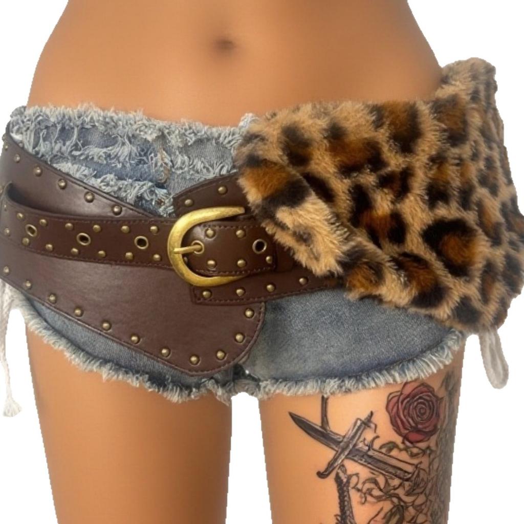 The New Leopard-print Plush Mute Rivet Punk Street Belt Waistband Features A Millennial Hot Girl From Europe and America