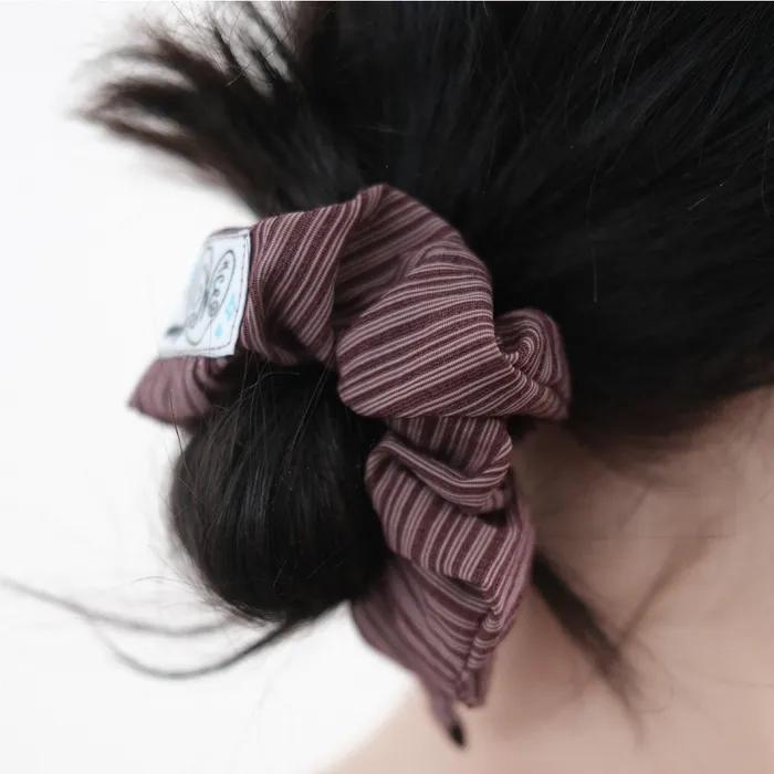 Page Keyring Pin-Tuck Scrunchie (burgundy)