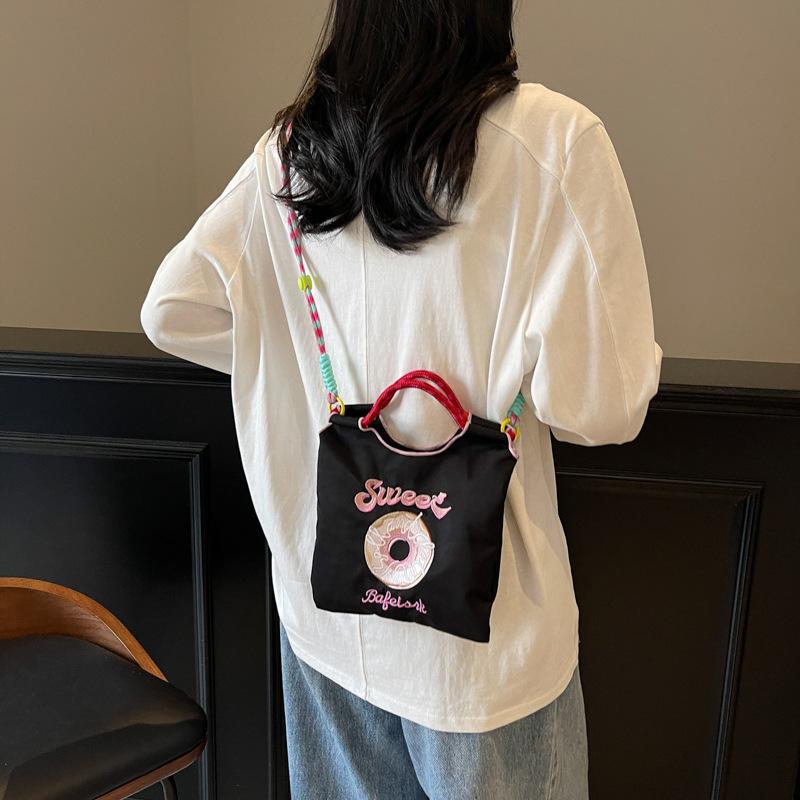 Nowa torebka letnia damska torba haftowana torba na zakupy pączek niszowa torba ekologiczna modna torba na ramię listonoszka