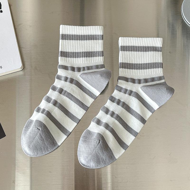 

Для весны и лета наслаждайтесь модными мужскими носками серого цвета с высоким содержанием хлопка, с двойными манжетами и дышащими сетчатыми носками средней длины. 1 pair