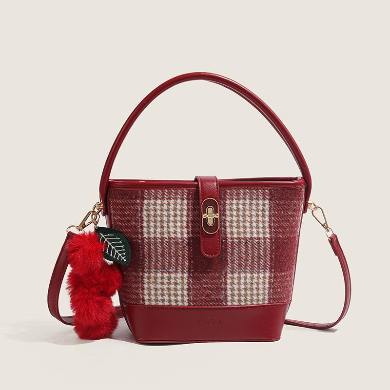 High-quality textured women s bag 2024 spring-summer new fashion plaid women s bag stylish versatile shoulder tote bag trendy