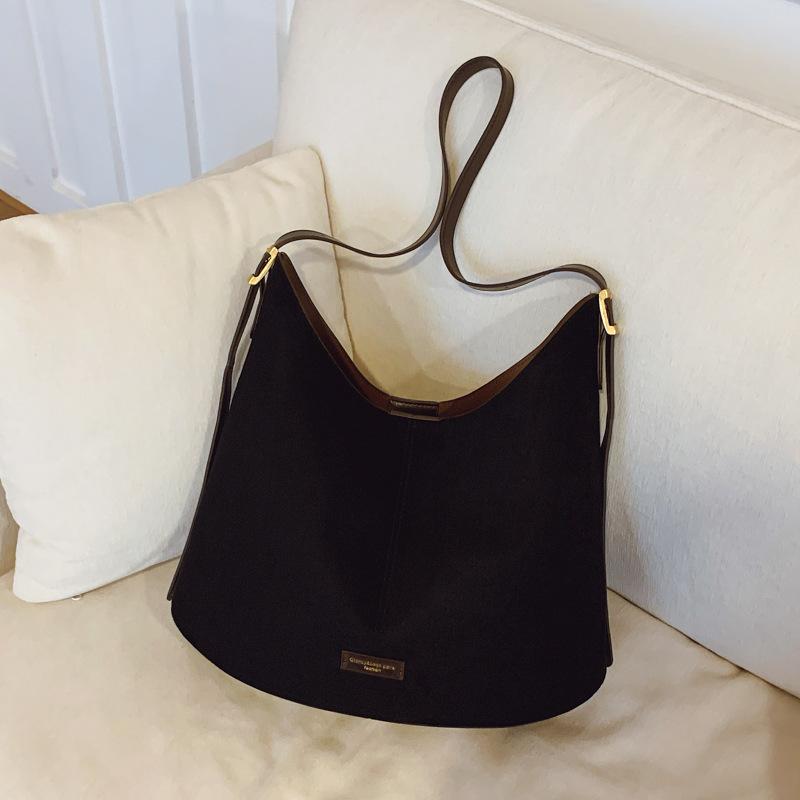 

2025 new large-capacity bucket bag Korean lazy commuter women s bag fashionable casual retro fashion simple messenger bag