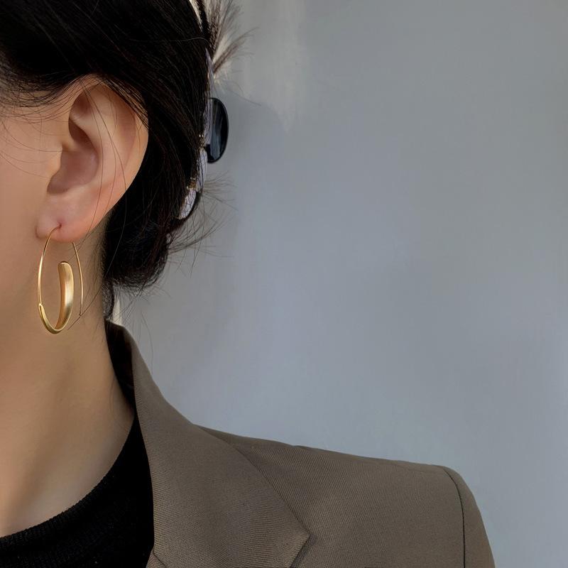 Modetrend Matte Frostige Textur Ohrringe für Damen Gold Schlichtes Temperament Persönlichkeit Piercing Große Creolen Schmuck
