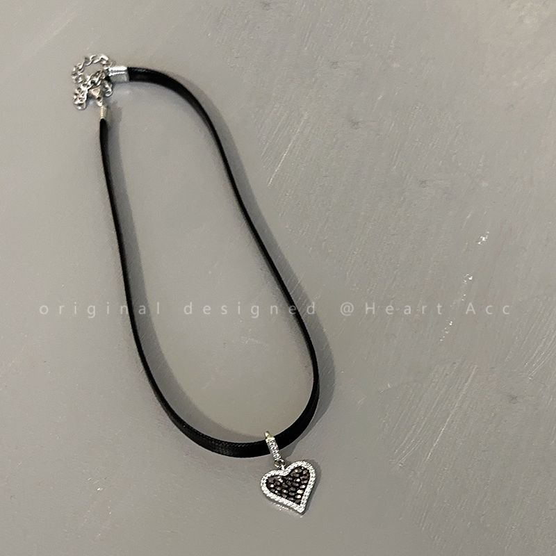 

Niche Style Sweet Cool Sexy Female Titanium Steel Clavicle Chain Zircon Sweet Cool Heart Leather Necklace