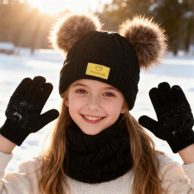 Ensemble 3 Pièces/Set Chapeau d'Hiver Écharpe Gants pour Enfants Décoration Deux Pompons Texture Torsadée Chapeau Sans Bord Gants Tricotés Ensemble Tour de Cou Doublure Polaire