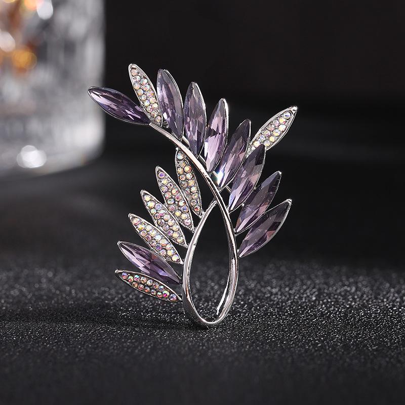 

Винтажная брошь «Оливковая ветвь» со стразами: Женская брошь высокого класса и аксессуар-корсаж