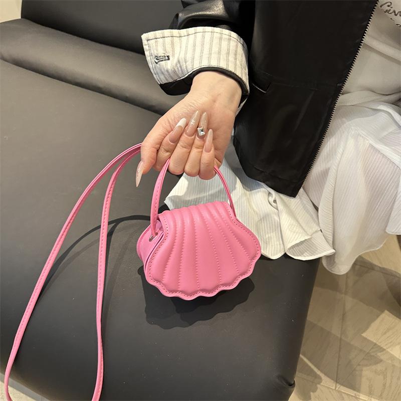 Women's bag niche design 2025 summer new trend fashion casual messenger bag simple shell bag