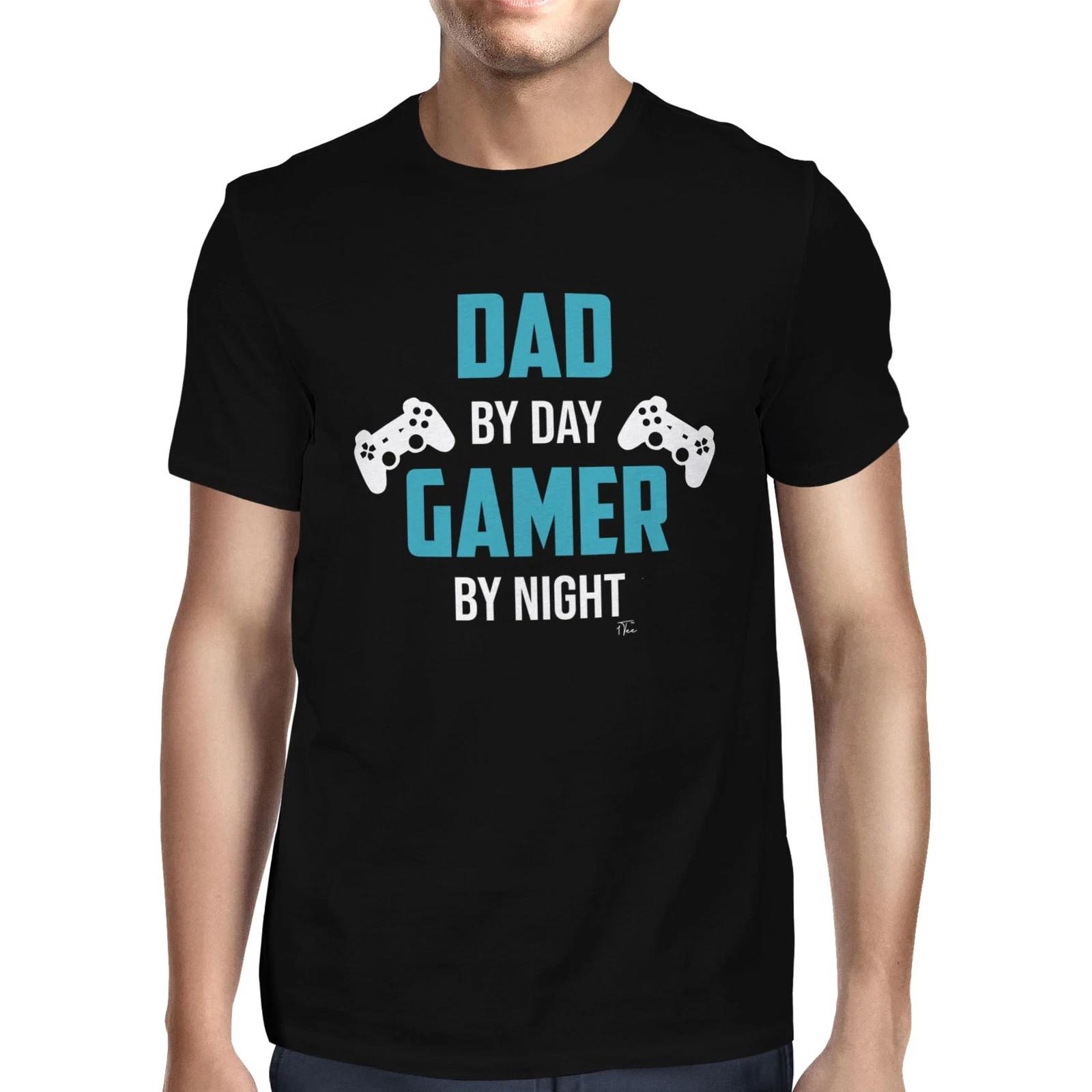 1Tee Mens Dad By Day Gamer By Night T-Shirt XXL