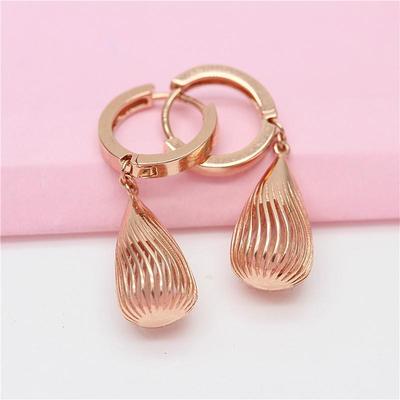 Exquisitos Pendientes de Gota de Agua Huecos Chapados en Oro Púrpura 585 Oro Rosa Moda Simple y Exquisita Hebillas de Oreja Estilo Frío Ins