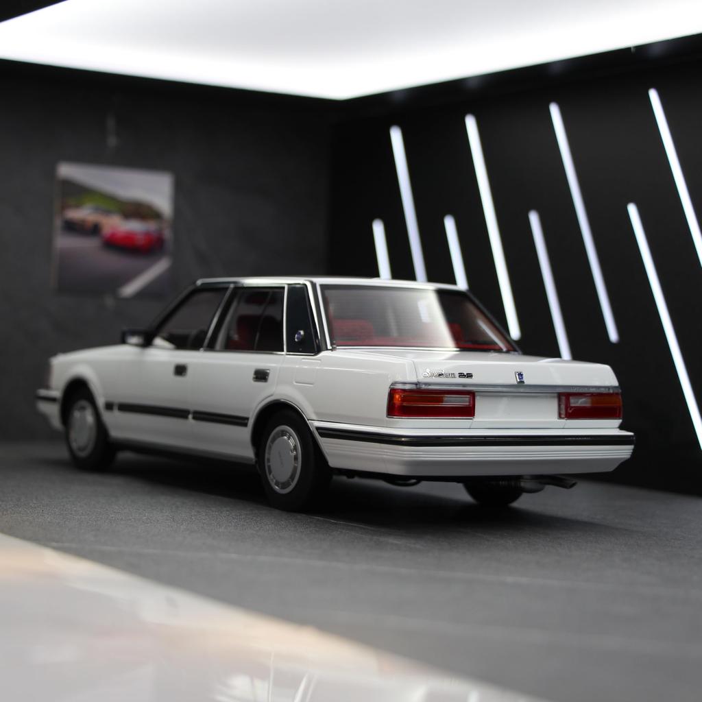 Freestyle XiaoGuang Modellmaßstab Toyota Crown MS122 Weiß Fertigprodukt 1/18 (Roter Innenraum) 8250611W-1