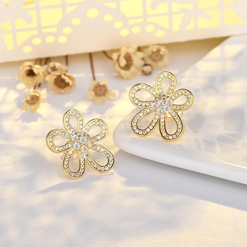 

Zirconium Five-petal Flower Earrings Earrings Simple, Fashionable, Elegant and Gentle Fairy