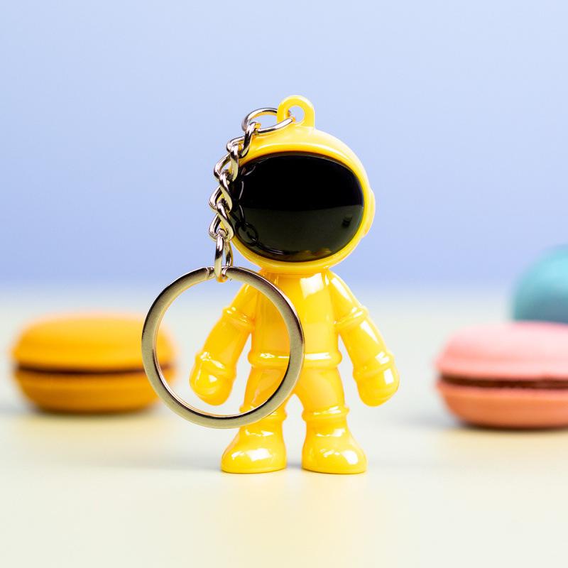 3D Astronaut Keychain: Trendy Car Pendant & Bag Accessory for Men and Women