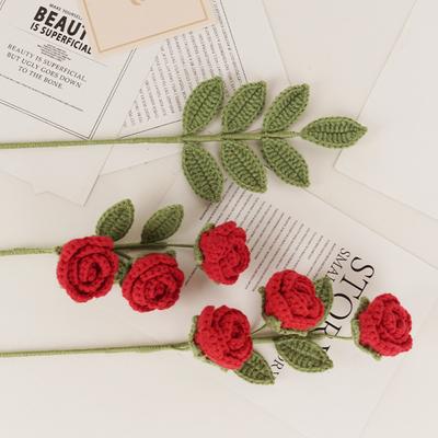 2 st Handstickade Rosor Virkning Blombukett Virkad Handgjord Ros Konstgjorda Blommor Bröllopsdekoration Årsdagar Firanden Födelsedagspresent