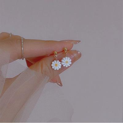 Mini geschnitzte Muschel kleine Gänseblümchen 925 Silbernadel handgeschnitzte Schachbrettblume Ohrstecker Ins-Stil kleine frische Ohrringe Ohrringe