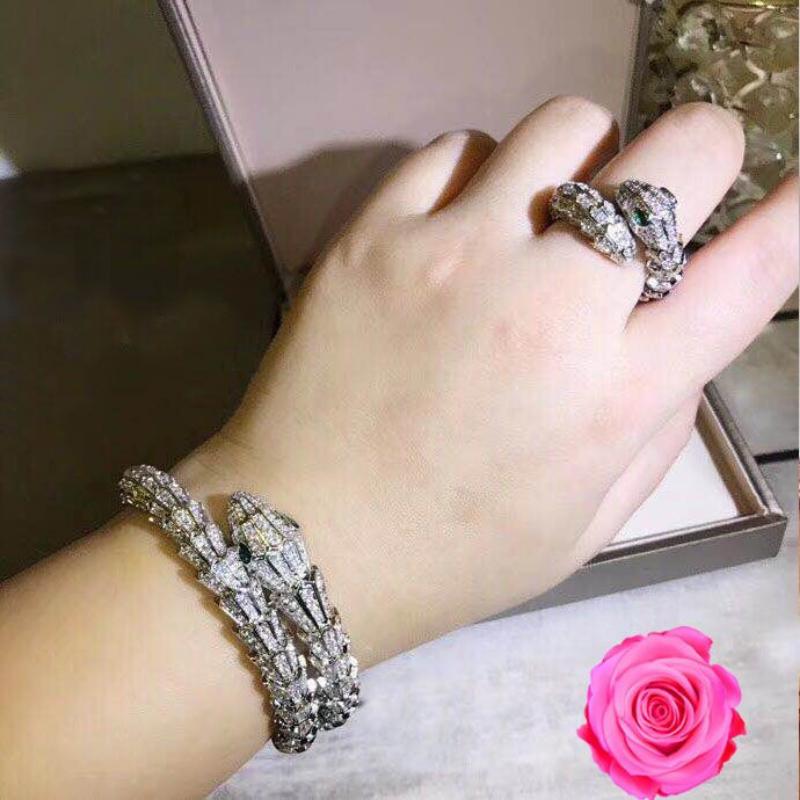 Prosta i wykwintna bransoletka dla przyjaciółki w kształcie węża