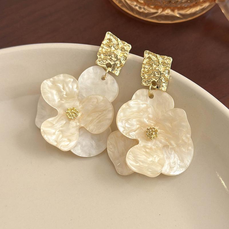 

Легкие роскошные акриловые серьги с цветами, французские винтажные высококачественные металлические квадратные плиссированные серьги, нежные модные серьги белый