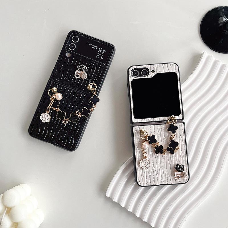 For Samsung Zflip5 Flip Metal Four-leaf Clover Flower Hand Chain for Folding Screen Findn2Flip Hard Shell