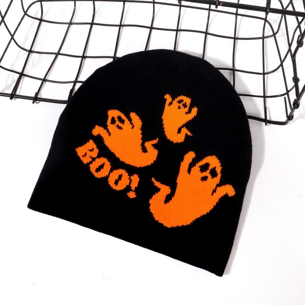 Czapka dziergana na Halloween z motywem ducha - Modna i ciepła