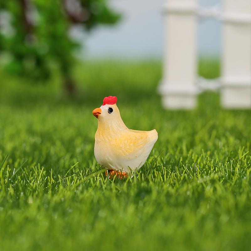 Micro Landscape Decoration: Rooster & Hen Resin Ornaments with Fence and Stump