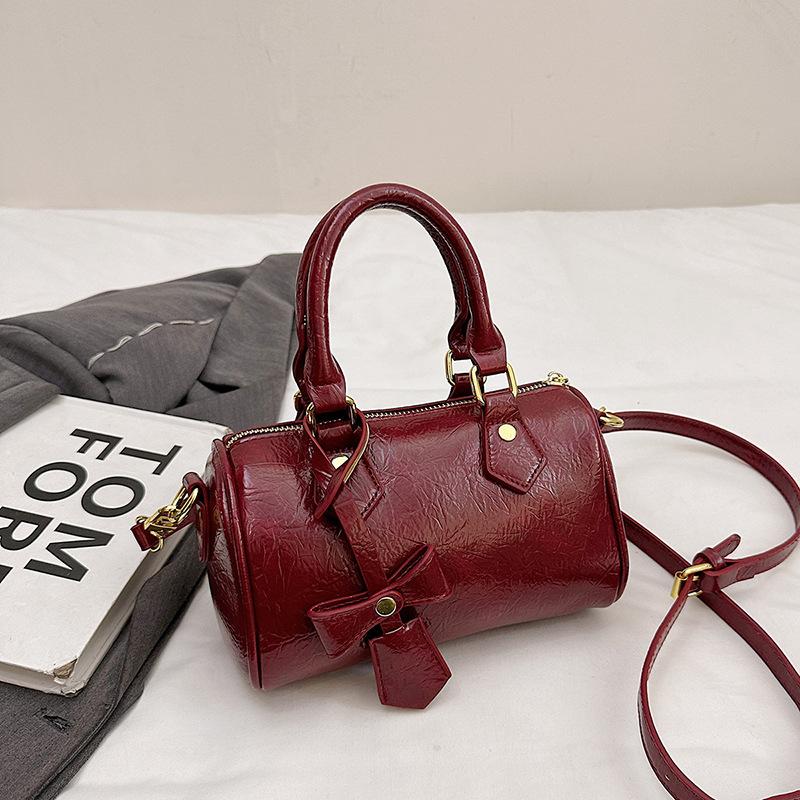 

Niche design popular messenger women s bag 2025 autumn and winter new fashion simple messenger bag commuter small square bag червоний