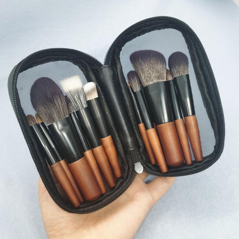 Kompaktní 8dílná cestovní sada štětců na make-up se štětinami ze zvířecích chlupů a krátkými rukojeťmi