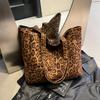 Leopard print bag women's 2025 new super popular tote bag large-capacity college student class commuter bag shoulder bag