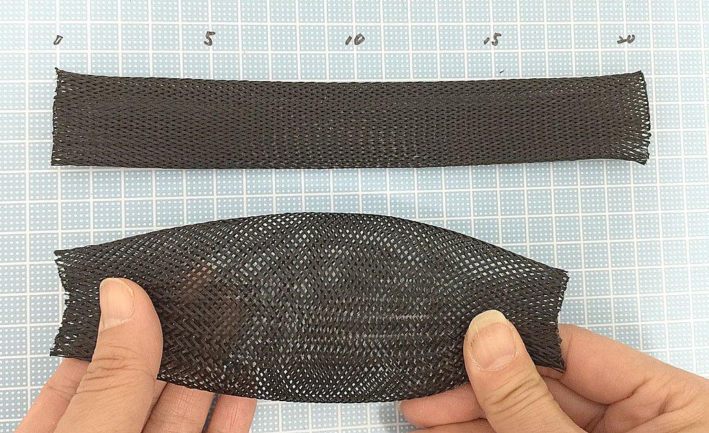 Polyester braided sleeve for cable covering. Inner diameter (normal): approx. 17mm to approx. 45mm. Fold width: 32mm. 20m roll.