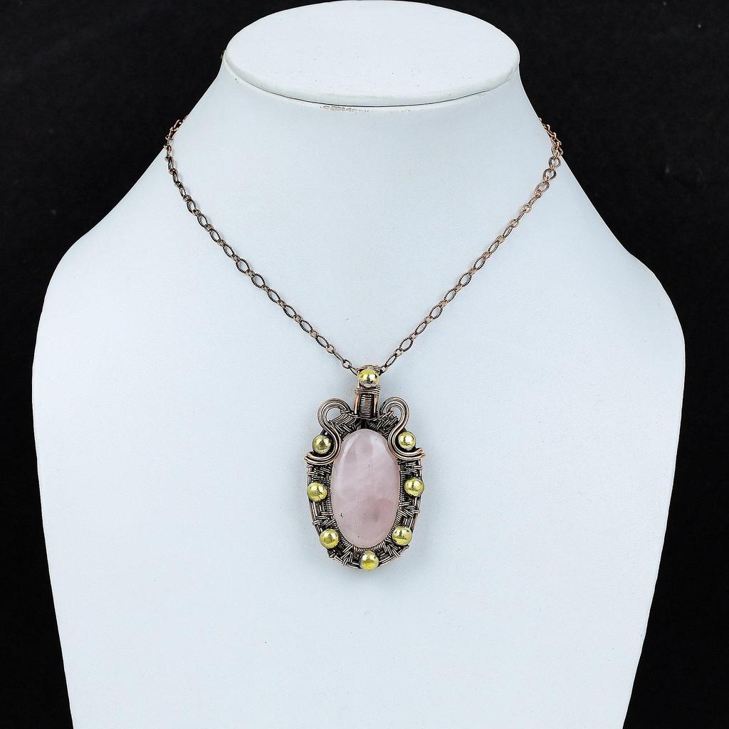 Ručně vyráběný přívěsek z drahokamu růženín z čisté mědi, ovinutý drátem, dárek