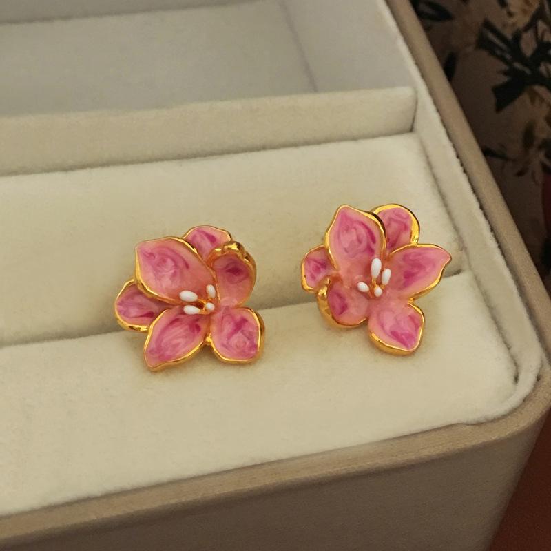 South Korea Dongdaemun new sweet enamel dripping flower earrings high value Internet celebrity silver needle earrings
