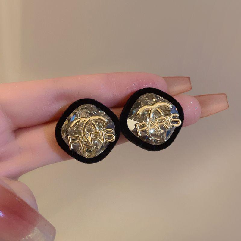 

Доступная Роскошь Буквы Флок Женские Высококлассные Простые Серебряные Серьги-гвоздики Black Velvet Letter Stud Earrings-Silver Needle