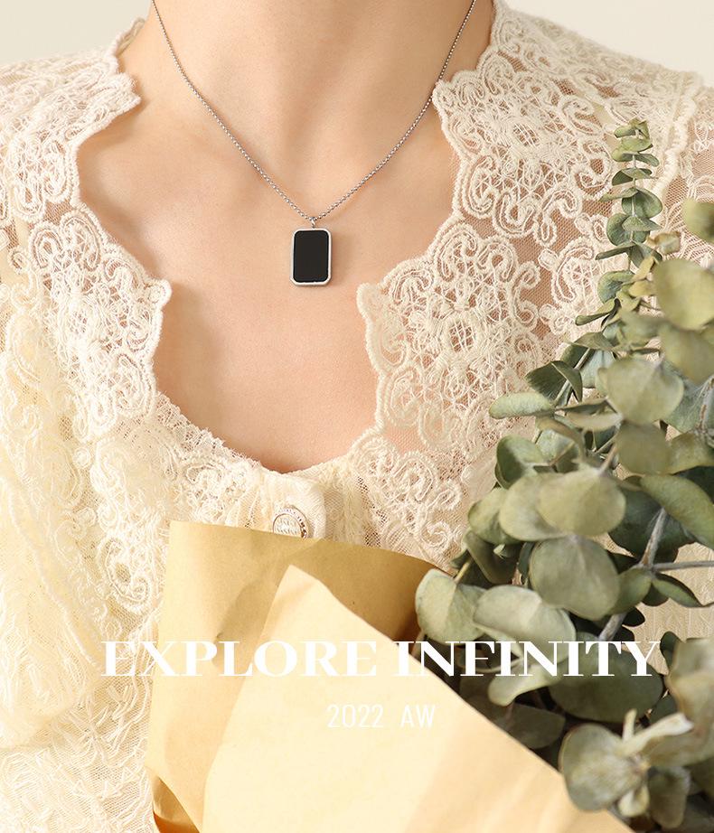 European Retro Black Shell Pendant Necklace, 18K Gold-Plated Titanium Steel Clavicle Chain (P528)