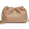 Borsa Tessuta con Catena a Palline Dorate - Borsa a Tracolla alla Moda con Tracolla e Design Pieghettato a Forma di Nuvola.