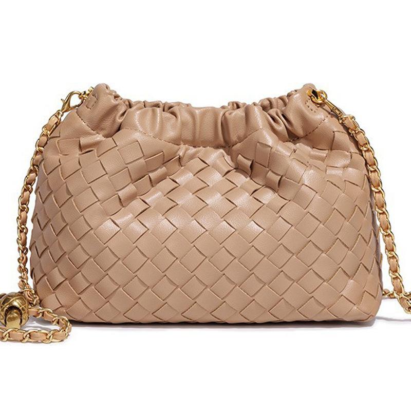 Borsa Tessuta con Catena a Palline Dorate - Borsa a Tracolla alla Moda con Tracolla e Design Pieghettato a Forma di Nuvola.